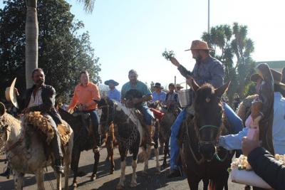 Cavalgada da Padroeira Sant’Ana reúne dezenas de cavaleiros