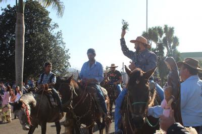 Cavalgada da Padroeira Sant’Ana reúne dezenas de cavaleiros