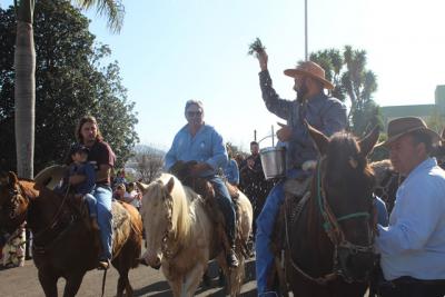 Cavalgada da Padroeira Sant’Ana reúne dezenas de cavaleiros