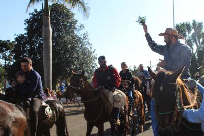 Cavalgada da Padroeira Sant’Ana reúne dezenas de cavaleiros