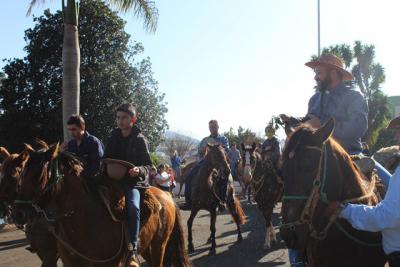 Cavalgada da Padroeira Sant’Ana reúne dezenas de cavaleiros