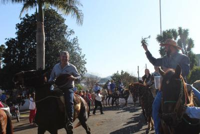 Cavalgada da Padroeira Sant’Ana reúne dezenas de cavaleiros