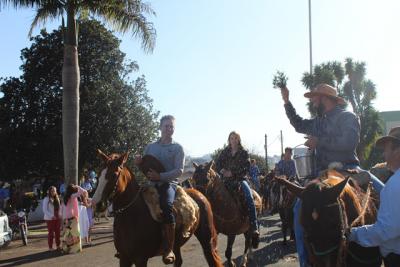 Cavalgada da Padroeira Sant’Ana reúne dezenas de cavaleiros