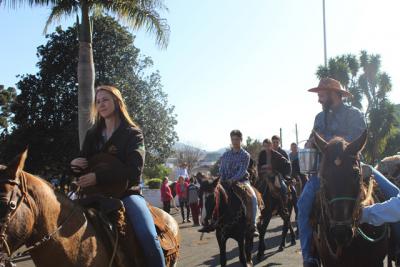 Cavalgada da Padroeira Sant’Ana reúne dezenas de cavaleiros