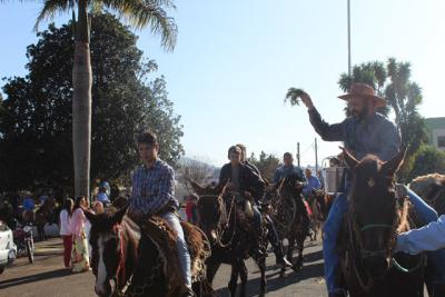 Cavalgada da Padroeira Sant’Ana reúne dezenas de cavaleiros