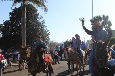 Cavalgada da Padroeira Sant’Ana reúne dezenas de cavaleiros