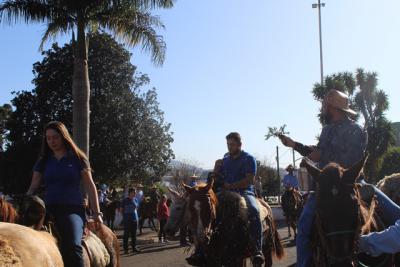 Cavalgada da Padroeira Sant’Ana reúne dezenas de cavaleiros