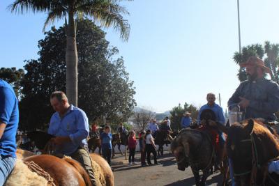 Cavalgada da Padroeira Sant’Ana reúne dezenas de cavaleiros