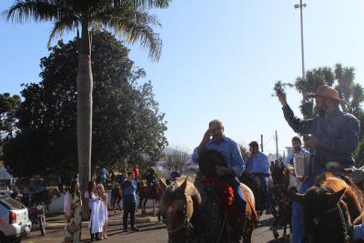 Cavalgada da Padroeira Sant’Ana reúne dezenas de cavaleiros