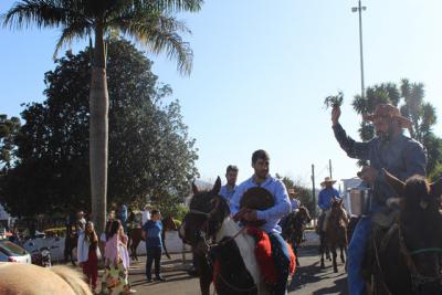 Cavalgada da Padroeira Sant’Ana reúne dezenas de cavaleiros