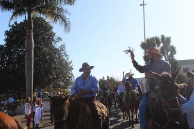 Cavalgada da Padroeira Sant’Ana reúne dezenas de cavaleiros