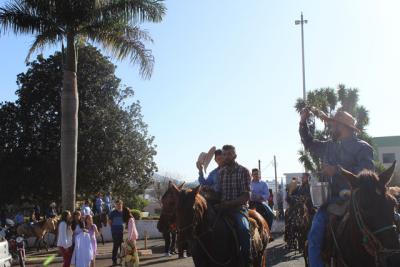 Cavalgada da Padroeira Sant’Ana reúne dezenas de cavaleiros