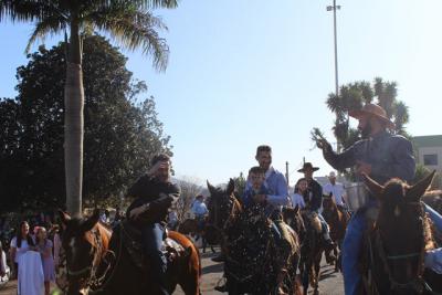 Cavalgada da Padroeira Sant’Ana reúne dezenas de cavaleiros