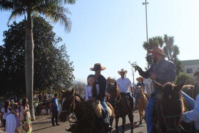 Cavalgada da Padroeira Sant’Ana reúne dezenas de cavaleiros