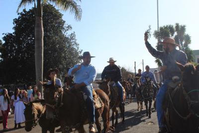 Cavalgada da Padroeira Sant’Ana reúne dezenas de cavaleiros