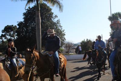 Cavalgada da Padroeira Sant’Ana reúne dezenas de cavaleiros