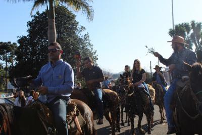 Cavalgada da Padroeira Sant’Ana reúne dezenas de cavaleiros