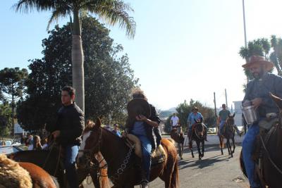 Cavalgada da Padroeira Sant’Ana reúne dezenas de cavaleiros