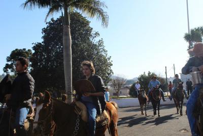 Cavalgada da Padroeira Sant’Ana reúne dezenas de cavaleiros