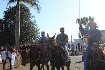 Cavalgada da Padroeira Sant’Ana reúne dezenas de cavaleiros