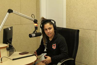 Goleiras das equipe de Futsal Feminino Leoas da Serra visitam a Campo Aberto FM