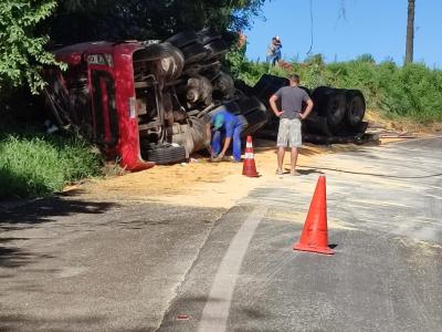 Virmond: Carreta de Nova Laranjeiras tomba na BR 277