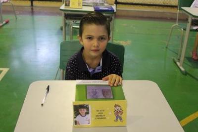 Noite de Autógrafos dos alunos do Jardim 2 da Escola Aluísio Maier foi um verdadeiro sucesso