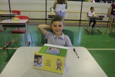 Noite de Autógrafos dos alunos do Jardim 2 da Escola Aluísio Maier foi um verdadeiro sucesso