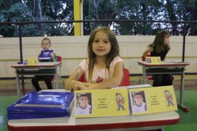 Noite de Autógrafos dos alunos do Jardim 2 da Escola Aluísio Maier foi um verdadeiro sucesso