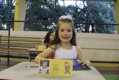 Noite de Autógrafos dos alunos do Jardim 2 da Escola Aluísio Maier foi um verdadeiro sucesso