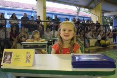 Noite de Autógrafos dos alunos do Jardim 2 da Escola Aluísio Maier foi um verdadeiro sucesso