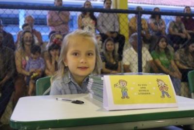 Noite de Autógrafos dos alunos do Jardim 2 da Escola Aluísio Maier foi um verdadeiro sucesso