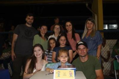 Noite de Autógrafos dos alunos do Jardim 2 da Escola Aluísio Maier foi um verdadeiro sucesso