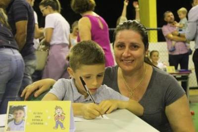 Noite de Autógrafos dos alunos do Jardim 2 da Escola Aluísio Maier foi um verdadeiro sucesso