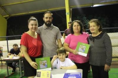 Noite de Autógrafos dos alunos do Jardim 2 da Escola Aluísio Maier foi um verdadeiro sucesso