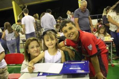 Noite de Autógrafos dos alunos do Jardim 2 da Escola Aluísio Maier foi um verdadeiro sucesso