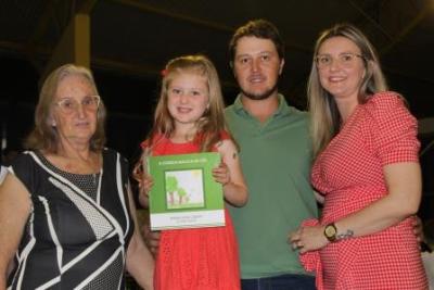 Noite de Autógrafos dos alunos do Jardim 2 da Escola Aluísio Maier foi um verdadeiro sucesso