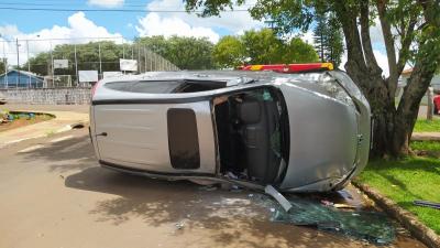 Laranjeiras: Veículo tomba após acidente na esquina do ITC