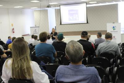 SEAB, ADAPAR e IDR abordam em palestra, temas sobre Influenza Aviária e Raiva Bovina