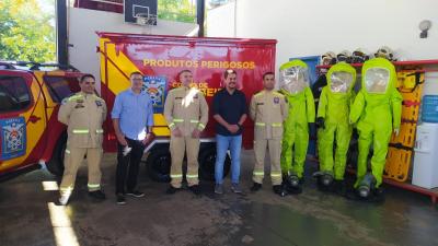 LS: Corpo de Bombeiros recebe  uma caminhonete e uma carreta para transporte de produtos perigosos