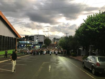 Milhares de Fiéis participaram da Procissão Luminosa em Laranjeiras do Sul