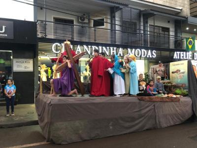 Milhares de Fiéis participaram da Procissão Luminosa em Laranjeiras do Sul