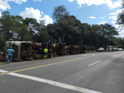 N. Laranjeiras: Carreta carregada com farelo de soja tomba na BR 277 