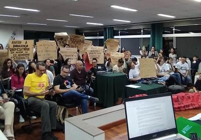 LS: Grande público e protestos marcaram o debate para Reitor na UFFS