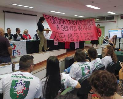 LS: Grande público e protestos marcaram o debate para Reitor na UFFS