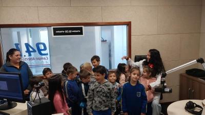 Alunos do Jardim 2 da Escola Aluísio Maier visitaram a Campo Aberto FM