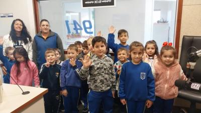 Alunos do Jardim 2 da Escola Aluísio Maier visitaram a Campo Aberto FM