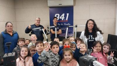 Alunos do Jardim 2 da Escola Aluísio Maier visitaram a Campo Aberto FM