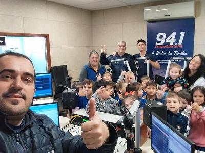 Alunos do Jardim 2 da Escola Aluísio Maier visitaram a Campo Aberto FM