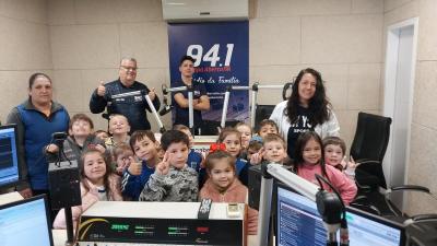 Alunos do Jardim 2 da Escola Aluísio Maier visitaram a Campo Aberto FM